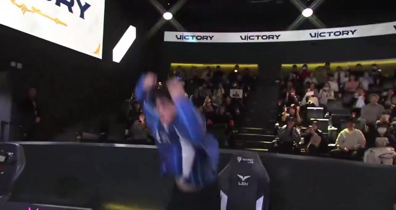 Siu！DRX中单Ucal获胜后展示C罗招牌庆祝动作