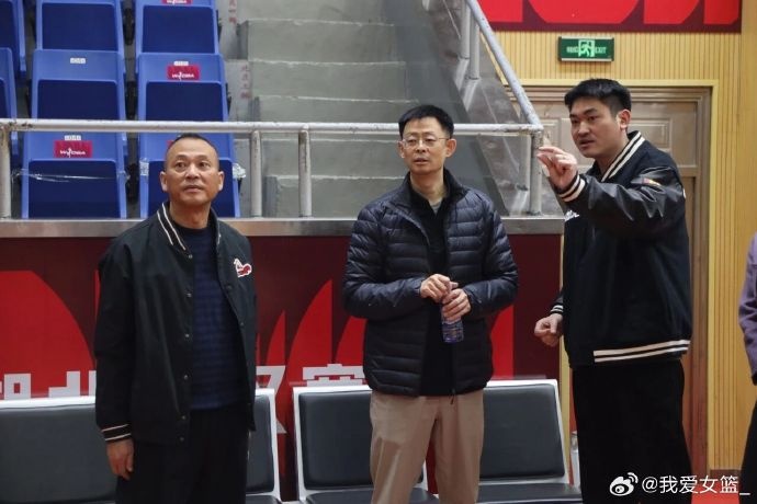 在线体育-中国篮球协会副主席杨阳一行莅临武汉女篮进行调研指导